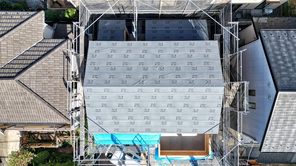 SkyDragon1964's tweet photo. 知り合いの建築士さんとの繋がりから、施工中の住宅の上空写真と、隣家の屋根の撮影をさせてもらいました。（各所許可済）あくまでテスト飛行＆撮影となりますが、とても良い経験となりました✨
今の本業は建築関係との繋がりが濃ゆいので、そこを活かしてドローン活用を拡めていこうと思っています。 https://t.co/gc21VWJDTq