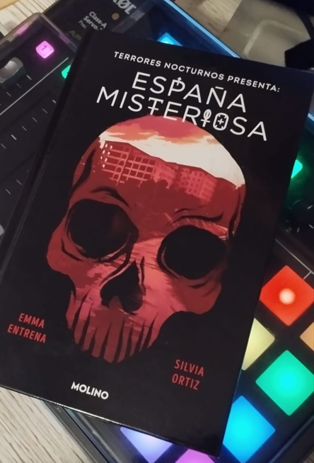 elabrazodeloso's tweet photo. 💀Ya tenemos por aquí, y con una dedicatoria preciosa, el libro de nuestras compañeras de @Terrores_TRN. Un lujo para disfrutar del misterio en España. En libro y en #Podcast. No os lo perdáis. ¡Gracias y nos vemos el jueves en los @PodcastDays_! https://t.co/LUpaRAt4a0