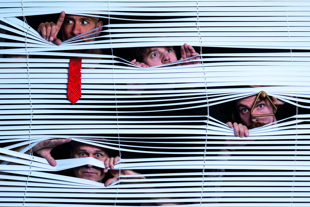 LET ME IN – LET ME OUT 🥁 

Wat krijg je als je vier drummers opsluit in een veel te kleine kamer?

Een wervelwind van muzikale stijlen, donderende slagwerkmuziek en hilarisch objecttheater!

📅 27 oktober 2023 in #Kunstlinie
🎫 kunstlinie.nl/programma/perc…
 
#theater #almere