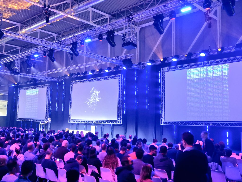 loige's tweet image. #codemotion Milan 2023 is starting with a digital artist performance 😱