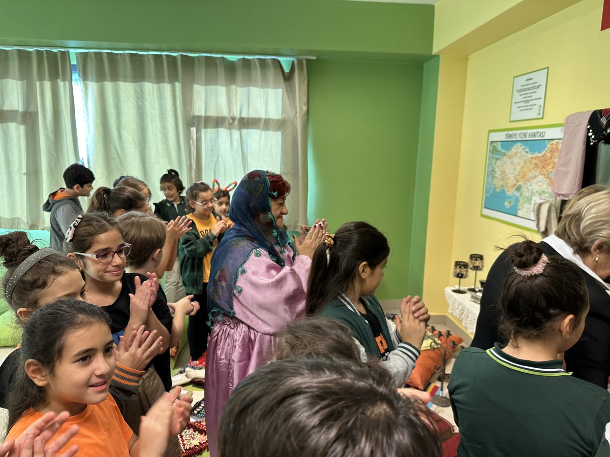 Cansudmiirrr's tweet photo. 4-A ve 4-B sınıflarımız Sosyal Bilgiler dersinde “Aile Tarihi” konusunu işledi.Konuyu pekiştirmek adına sergilerini açtılar. Öğretmenlerimize ve öğrencilerimize teşekkür ederiz.🧡💚
@DogaOkullari @arzuozsu @baniyekocaman https://t.co/2GDKqxMMbW