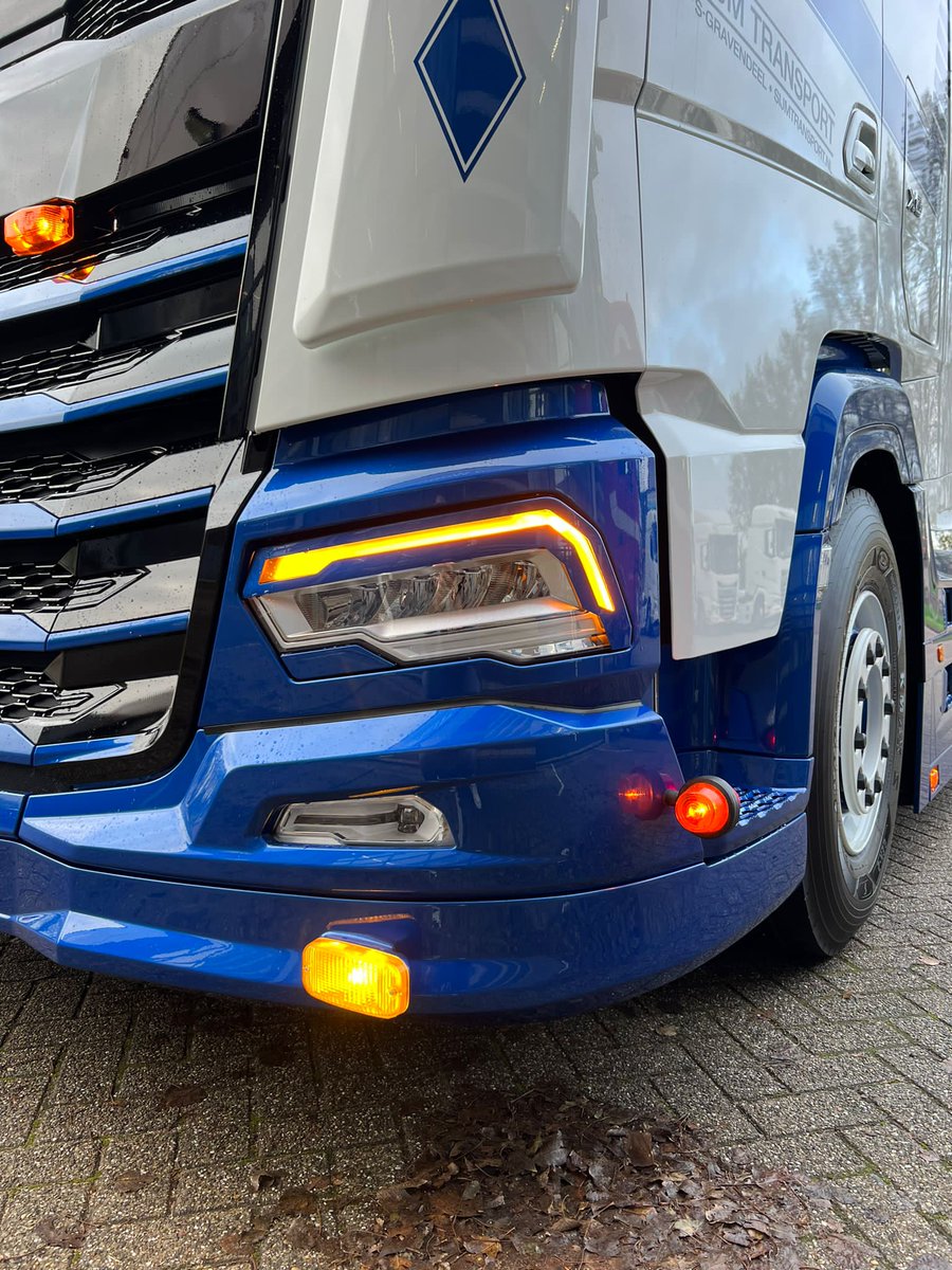 Truckland's tweet photo. De sleutels zijn overhandigd van deze prachtige DAF XG 480 aan Sijm Equipment in Enkhuizen!
Prachtig verzorgd met Gentiaan Blue metallic lak in combinatie met Crystal White en de zwarte accenten, rechtstreeks uit de Porsche-verfwerkplaats.

#DAF #XG #Truckland #Solarguard https://t.co/3qoOOidhzg