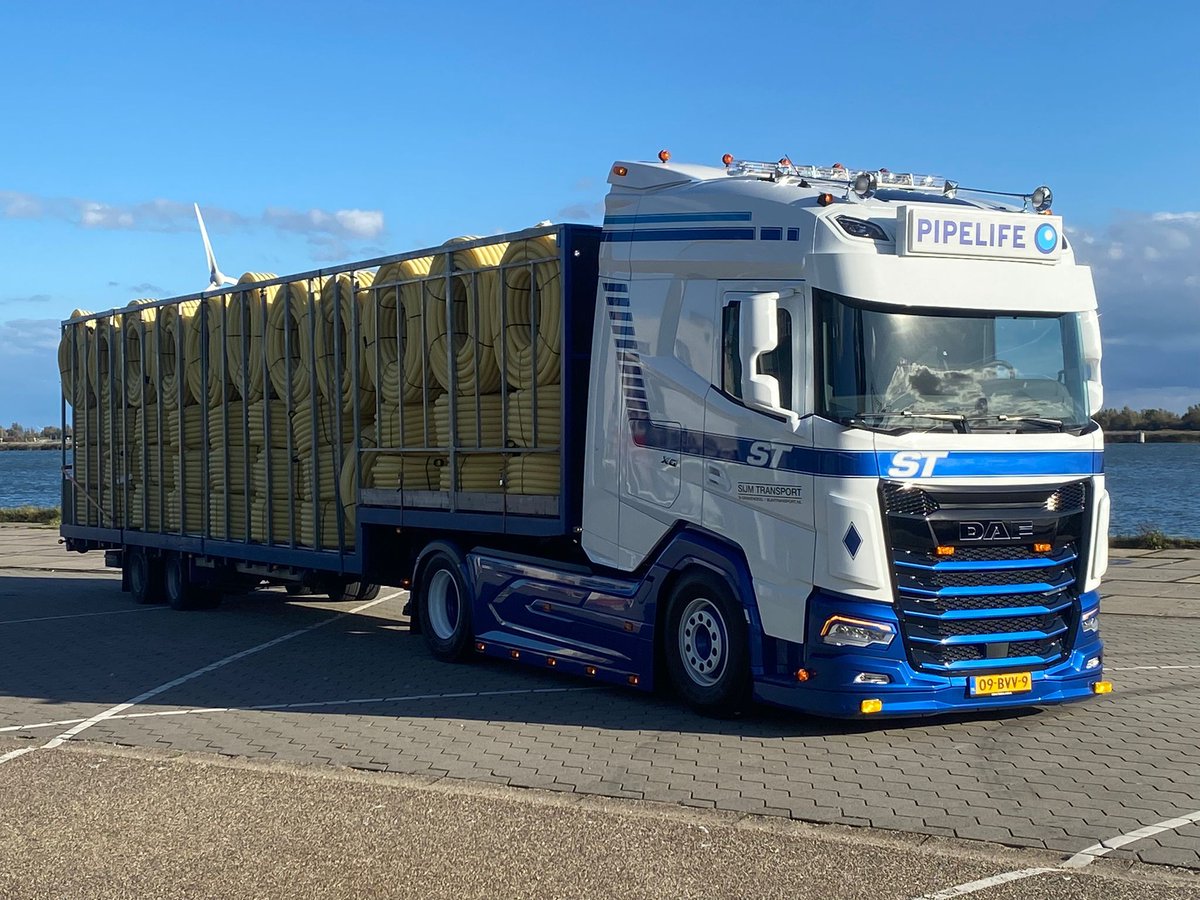 Truckland's tweet photo. De sleutels zijn overhandigd van deze prachtige DAF XG 480 aan Sijm Equipment in Enkhuizen!
Prachtig verzorgd met Gentiaan Blue metallic lak in combinatie met Crystal White en de zwarte accenten, rechtstreeks uit de Porsche-verfwerkplaats.

#DAF #XG #Truckland #Solarguard https://t.co/3qoOOidhzg