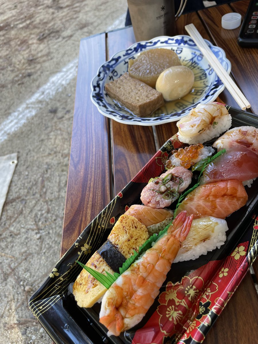 mi_nyanshi's tweet photo. 奈良のくろんど池にツーリングデイキャン！新しくBUNDOKの焚き火台購入したので使ってみたけどめっちゃ良かった！軽くて小さく収納できて組み立ても問題なし！これからメインで使えそう🔥
寿司スタートして天気も良かったし楽しかったー！ https://t.co/pDqN5pK7Xq