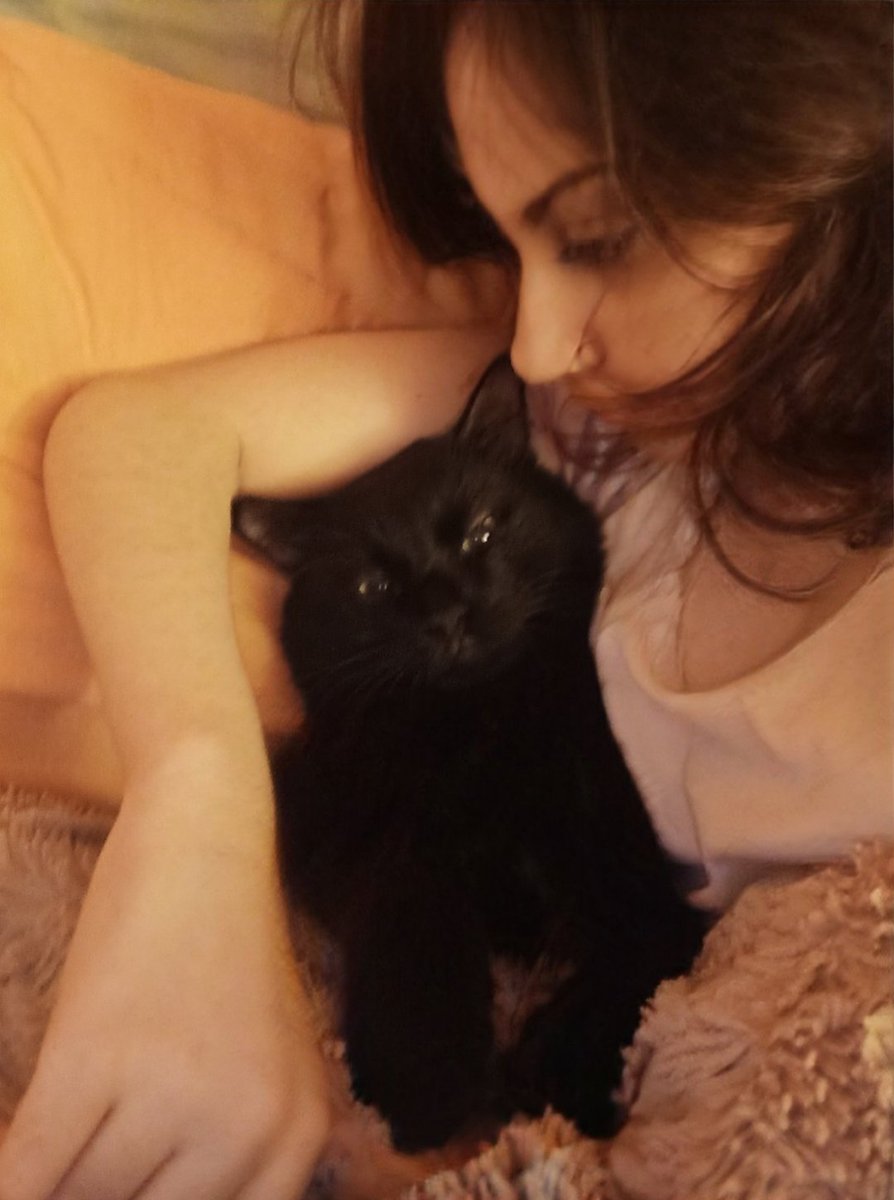 valeroxyy's tweet photo. Come un mare in burrasca, un vento contrario.
La malattia...
Corpo di mattoni, ma fragile di cristallo, così pure il mio cuore.
Non è facile andare avanti, tutto è fermo, ogni giorno uguale.
Forse, si teme, un'altra corrente: autoimmune?
Di certo, ho soltanto l'Amore. 🐾🐈‍⬛🫶💞 https://t.co/epbLYUMpw9
