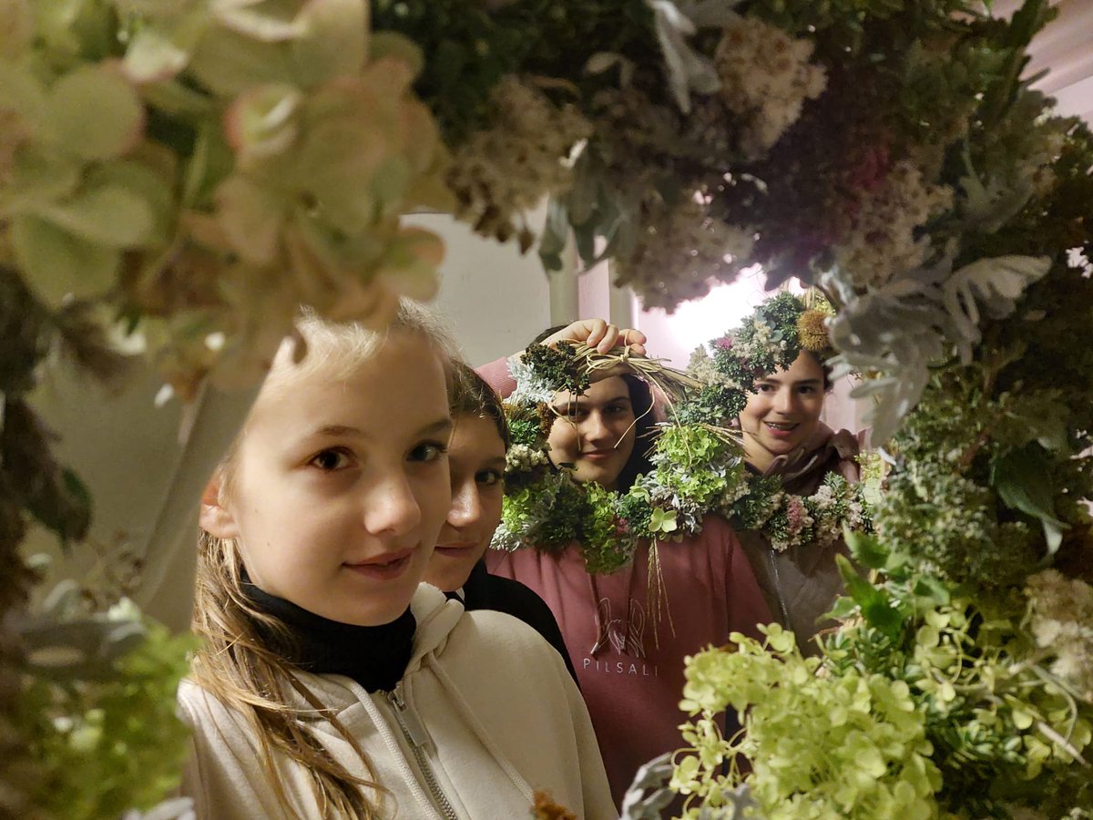 Pferdeschule's tweet photo. Unser Schulsprengel gestaltet Herbstkränze! https://t.co/msahT4FLrd