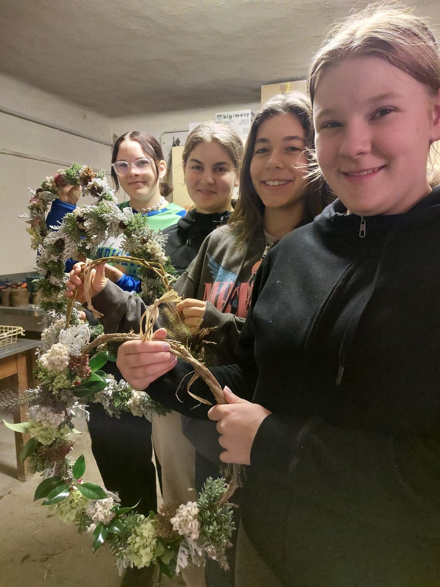 Pferdeschule's tweet photo. Unser Schulsprengel gestaltet Herbstkränze! https://t.co/msahT4FLrd