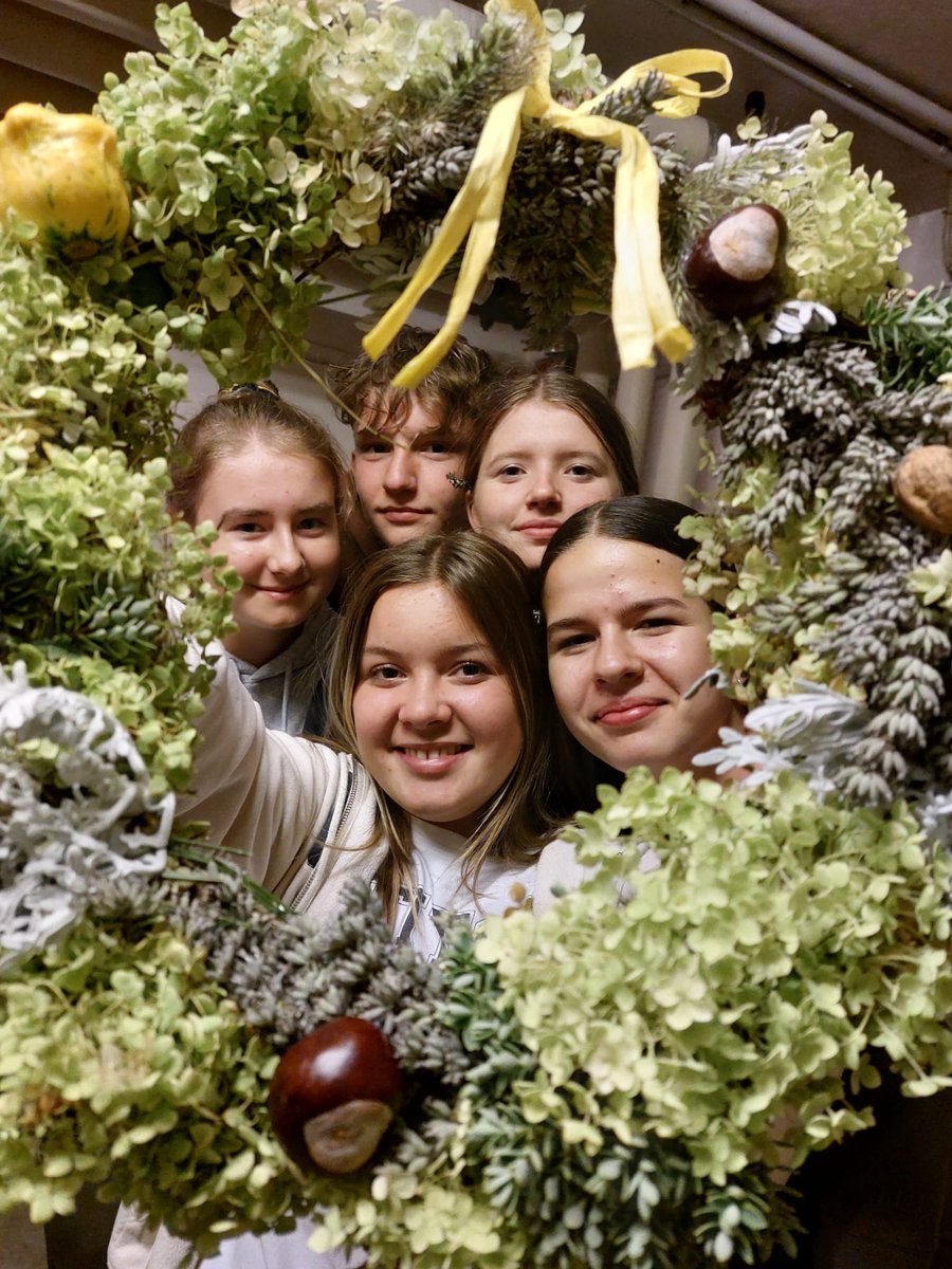 Pferdeschule's tweet photo. Unser Schulsprengel gestaltet Herbstkränze! https://t.co/msahT4FLrd