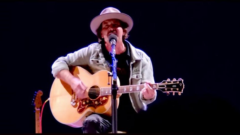 pearljamonline's tweet image. 🦋 @EddieVedder live at @BenaroyaHall, Seattle, WA. 
10/23/23 @EBResearch Partnership Benefit. 

Read more: pearljamonline.it/eddie-vedder-2…

#eddievedder #ebresearch #ebrp