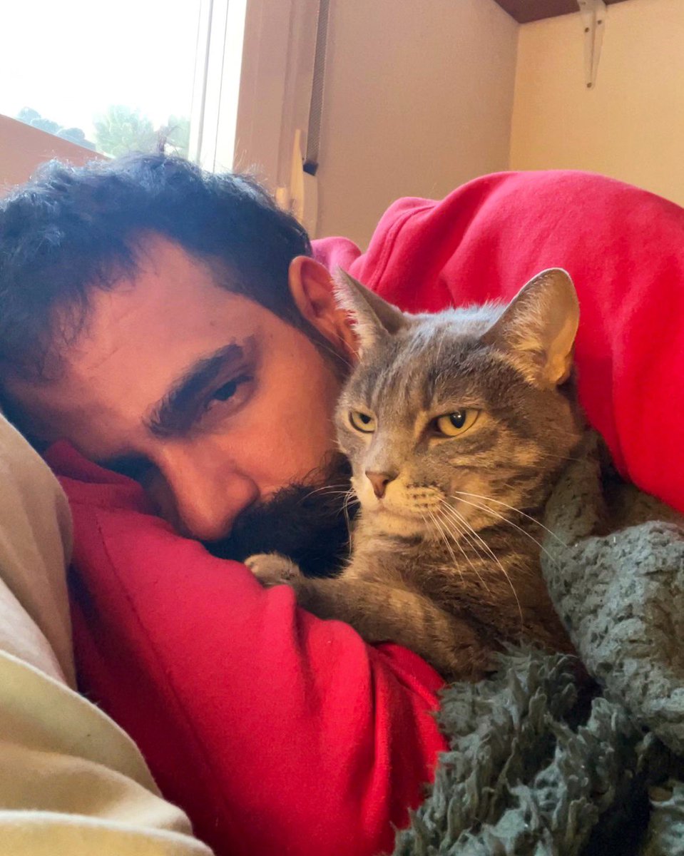 Kevinfolia1's tweet photo. Nos costó.. pero el señor y la señora bigotes han salido de la cama. Buenos días! https://t.co/CVienWzpN2