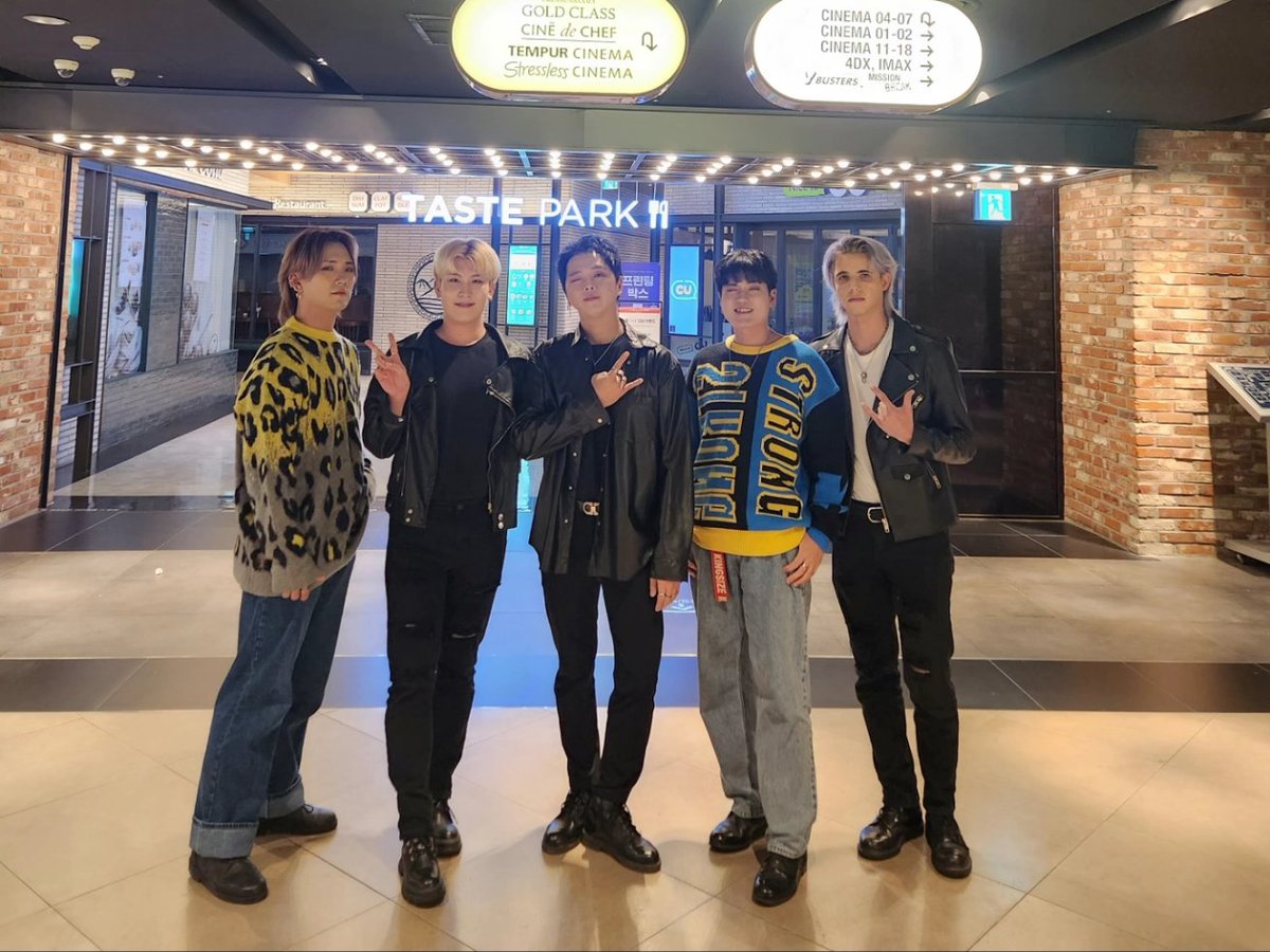 dst_official_'s tweet photo. 더스틴 은 시사회 VIP 초대되어 다녀왔어😆
유명한 선배님들을 실제로 보니
너무 설레었어!!!!!!!
선배님들뿐만 아니라
유튜버 리비 님도 만나고!!
다시 한번 초대해주신 채대병대표님,이형석대표님,전재민대표님 감사드립니다🙏💕 https://t.co/w3jri0I11H