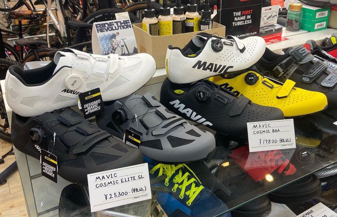 simizu_cycle's tweet photo. MAVIC ロードシューズを展示致しました！

ヨーロッパ製でありながら、幅はやや広めという素敵なシューズです😙

店頭にCOSMIC BOA、その上位モデルのCOSMIC ELITE SLを展示中です。

火水は定休日なので、木曜よりご来店お待ちしています💨 https://t.co/5z9v0TOJBs