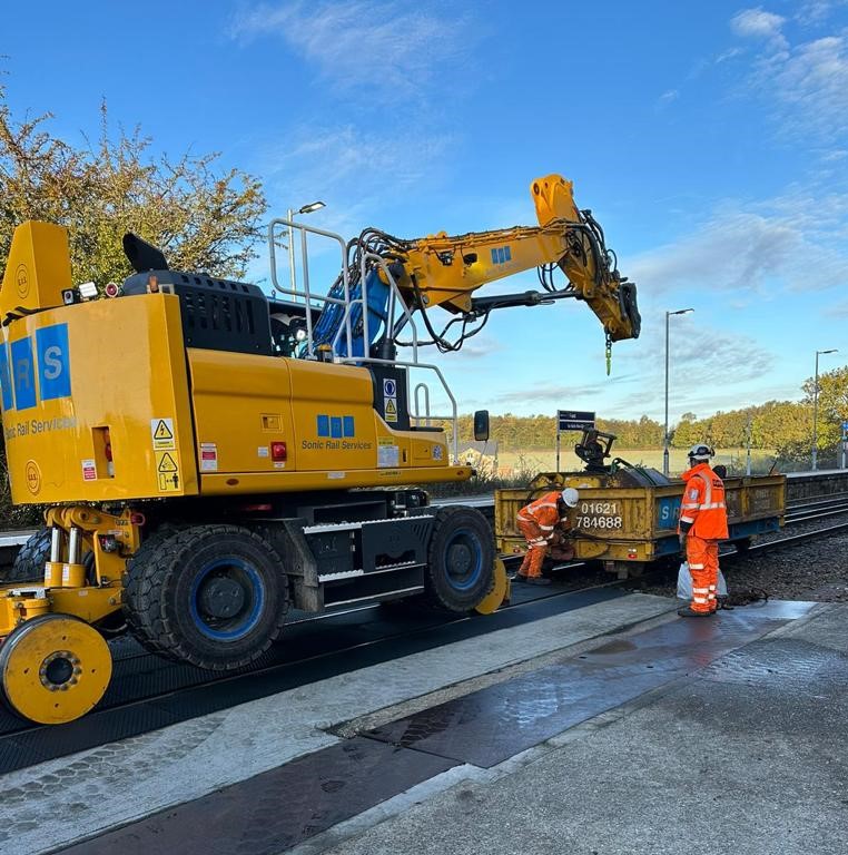 NetworkRailSE's tweet photo. 🛤️Following a small landslip near #Frant in Kent our teams were onsite carrying out work on the bank to ensure the soil was secure. https://t.co/373td48mJW