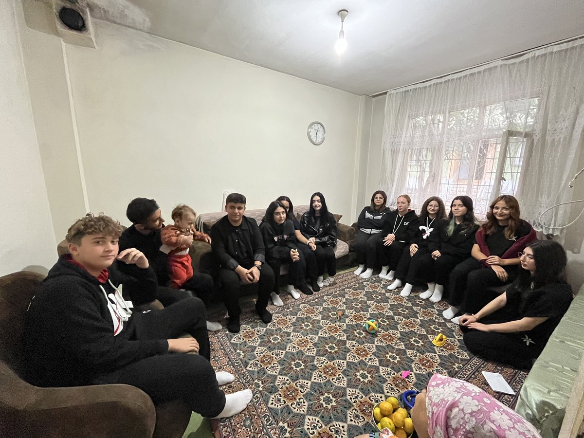 infaktabirlik's tweet photo. Kardeş Aile Projesi 🤝

📍Esenler

İnfak Kulübü Lise kademesi kardeş aile projesi kapsamında hak sahibi ailelerimizi ziyarete devam ediyor.
Her daim infak ettikleriniz için teşekkür ederiz. https://t.co/tXAlkmzAyw