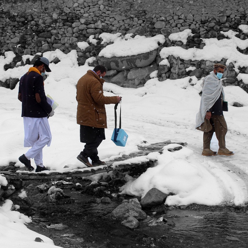 WHO's tweet photo. Today is #WorldPolioDay.

5 of the 6 WHO regions – representing over 90% of the global population – are certified free of wild polio.

#Polio teams around the world 🌏🌍🌎 are changing lives, two drops 💧💧 at a time. #EndPolio