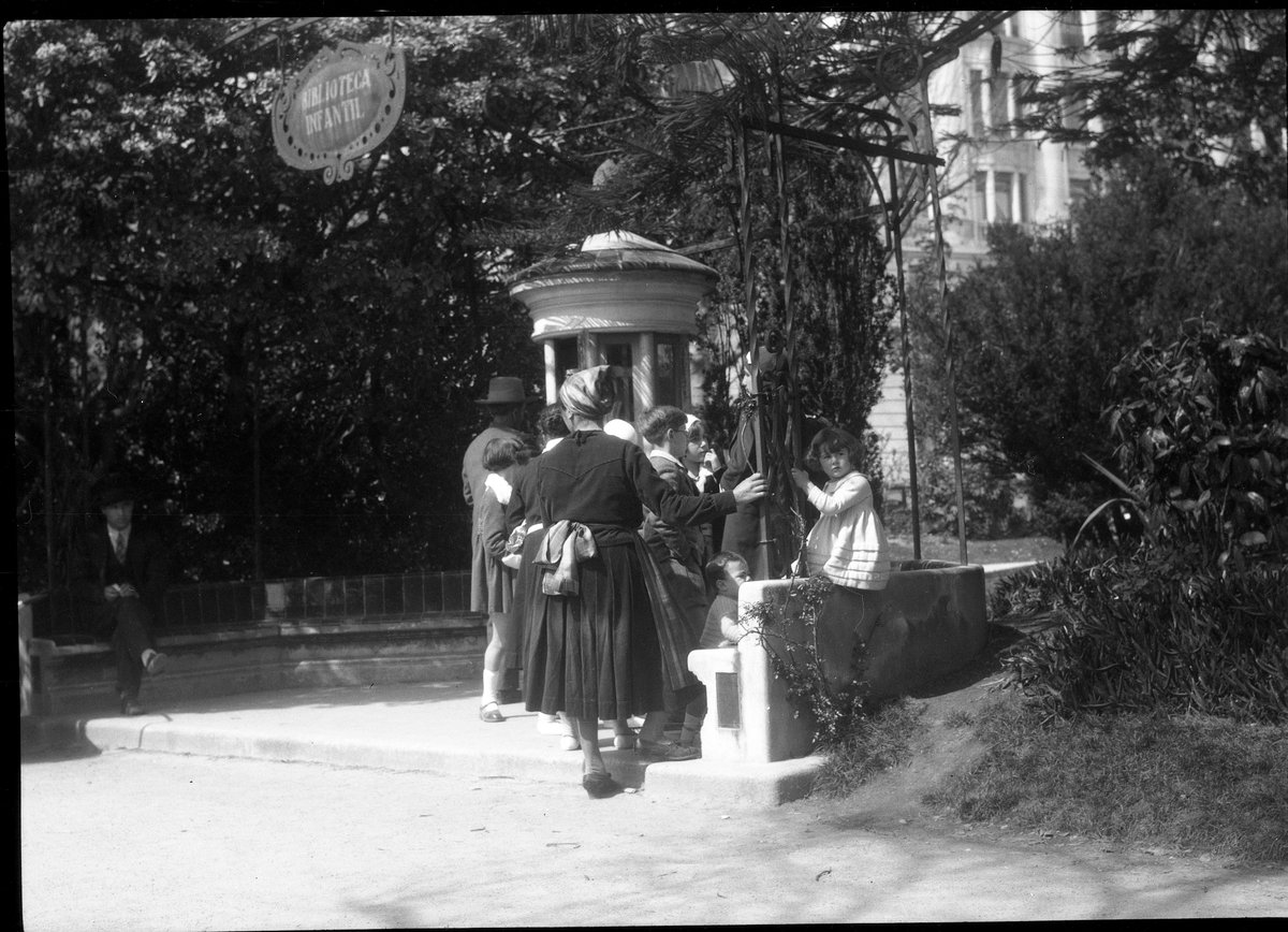 O xardín da literatura e o mar.
A Coruña chegou a ter até tres espazos dedicados á lectura nos Xardíns de Méndez Núñez.
A biblioteca infantil era un templete expositor con libros seleccionados para as crianzas. Foi inaugurada en 1927.
#DíaDasBibliotecas
 #ACoruñaLiteraria
