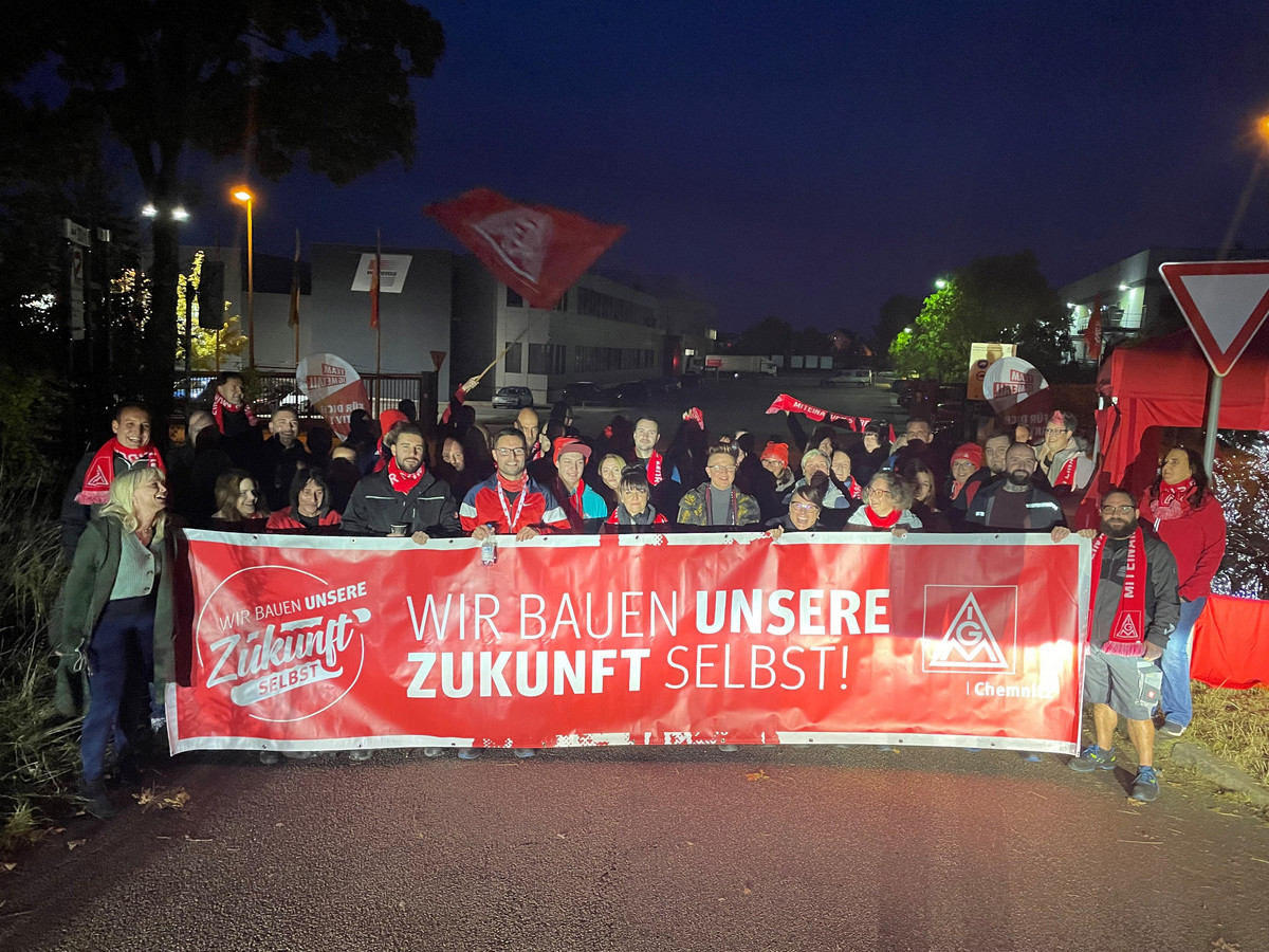 IGMetall_BBS's tweet photo. Aktion in Limbach-Oberfrohna: Weltmarktführer muss auch im Osten ordentlich bezahlen: Der Weltmarktführer in der Sonnenschutztechnik muss seine Beschäftigte anständig und fair bezahlen – auch am Standort Limbach-Oberfrohna. Das machten Metallerinnen und… https://t.co/tNOYya4xYg https://t.co/v8kD0KDnqk