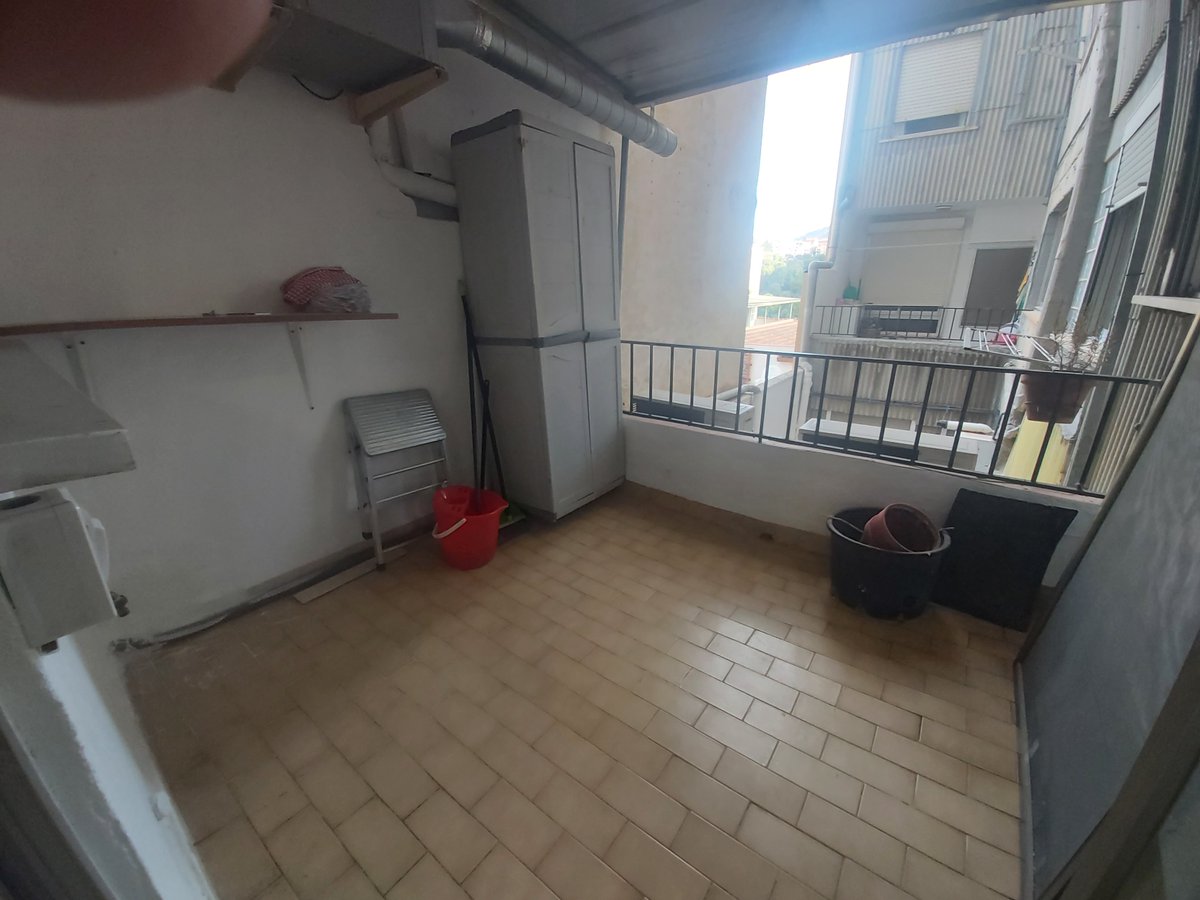 Se alquila piso Zona Centro - Alcoy
Ascensor. 100 m2. luminoso y soleado. 3 amplias hab , todas exteriores y con armarios. Baño completo. Aire acondicionado con bomba de calor. Patio . Balcón. Posibilidad de alquiler de plaza de garaje,
P: 500 Euros/mes - tel.: 625 619 249