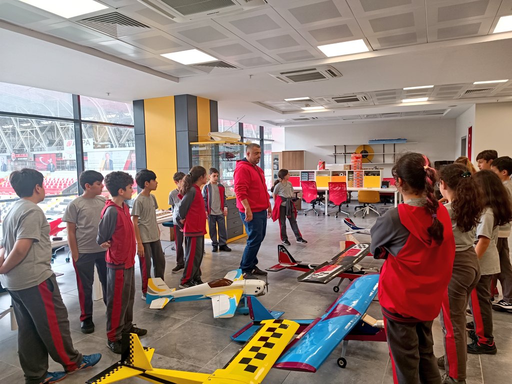 📍 Erzincan On Üç Şubat Gençlik Merkezi 

Erzincan Özel Fidem Koleji ögrencilerimizi Gençlik Merkezimizde ağırladık. Gençlerimize merkezimizde yaptığımız faaliyetler hakkında bilgi verdik.🤖🛩️😇
#GSBGM 
#onucsubatgenclikmerkezi
<a href="/OA_BAK/">Dr. Osman Aşkın Bak</a> 
<a href="/gencliksporbak/">Gençlik ve Spor Bakanlığı 🇹🇷</a>