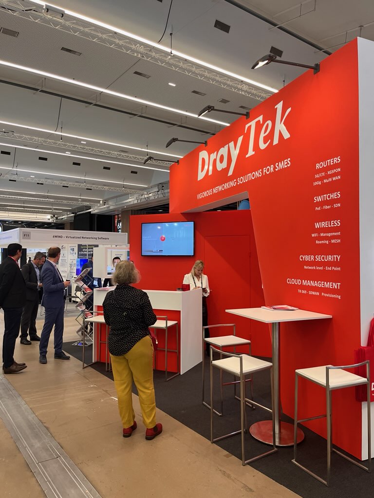 dray_tek's tweet photo. Un accueil et un coin pour discuter devant, les produits et des goodies derrière !
Impossible de nous louper, on est tout rouge !!! 

Sinon, c'est le stand F9 😉
#cloud #networkX #routeurs #telecom #EVENT https://t.co/wEwx2bmY1w