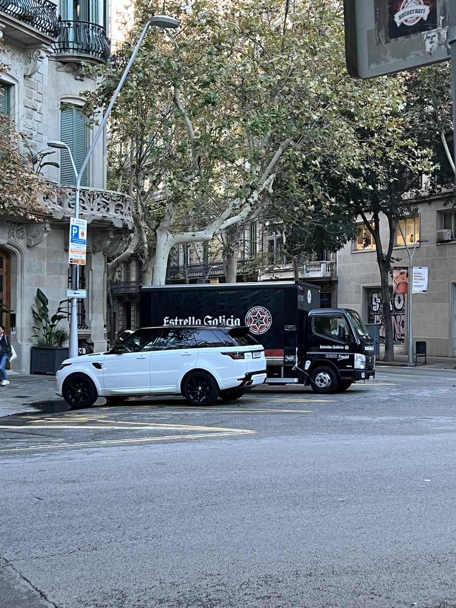 cifu's tweet photo. @Albert_Batlle_B @GUBBarcelona Dimarts, 10.21 del matí, i obviament el xamfrà/parking gratuït pels rics de la Casa Burès ocupat. Tot el dia amb el cotxe a la porta de casa sense multa ni grua. I la @GUBBarcelona i els agents de BSM revisant el xamfrà del davant i passant de llarg a aquest. Tremendo. https://t.co/u3rP6ZSz1l