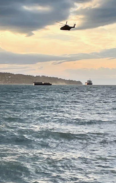 Distressing scene: my Stormy Monday walk at English Bay: sailboat on rocks, chopper searches water. I asked Park Ranger re security for boat items. His jurisdiction is to waterline, beyond is VPD. No cops around. Will night raiders loot? <a href="/BCSARAssoc/">BCSARA</a> <a href="/crimewriterscan/">Crime Writers Canada</a> #sailing