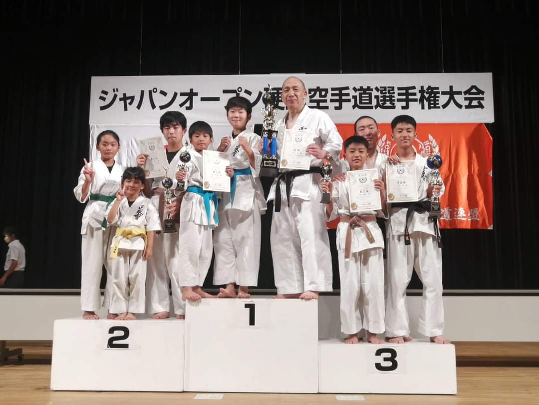 ry_vdn's tweet photo. 今さら投稿その3
7/16(日) 香川遠征
「第3回ジャパンオープン硬式空手道選手権大会」
結果は4位でした。
2回戦伊藤さん、準決勝周平さん、3位決定戦理久さんと、vs東海オールスターになりました。
周平さんとは極真護身、格斗打撃から3ヶ月連続で、全部1ポイント差やけど、まだ勝てん… https://t.co/NDOvcTtSa6