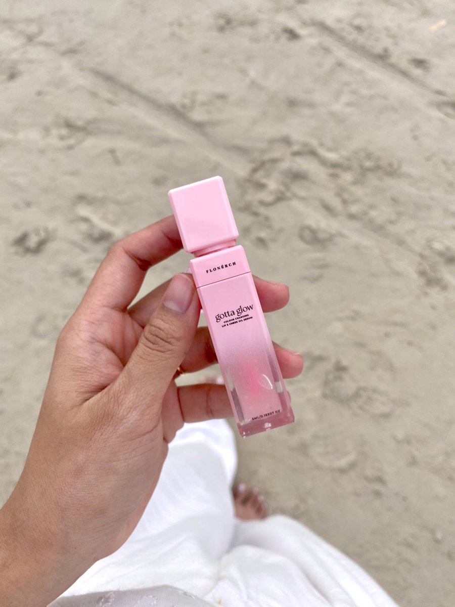 flonerch's tweet photo. Glow On-the-Go with #GottaGlow Lip Oil!✨

Take it with you everywhere for hydrated and cute lips! 💋 #lipcareessentials https://t.co/l1DTZmkybt