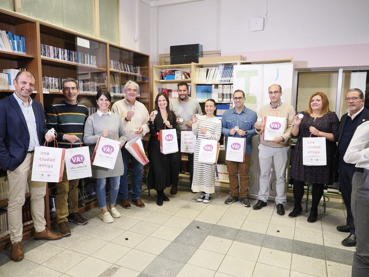 archiValladolid's tweet photo. Continúa la fase previa del congreso 'La Iglesia en la Educación', que culminará en febrero en Madrid.  Ayer, el @iesjuandejuni de #Valladolid acogió el panel de experiencias referido al profesorado de religión👇👇
https://t.co/TDDAm3W9pd https://t.co/Mp3jGdI64k
