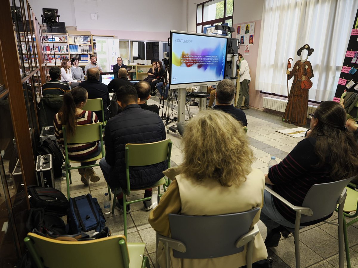 archiValladolid's tweet photo. Continúa la fase previa del congreso 'La Iglesia en la Educación', que culminará en febrero en Madrid.  Ayer, el @iesjuandejuni de #Valladolid acogió el panel de experiencias referido al profesorado de religión👇👇
https://t.co/TDDAm3W9pd https://t.co/Mp3jGdI64k