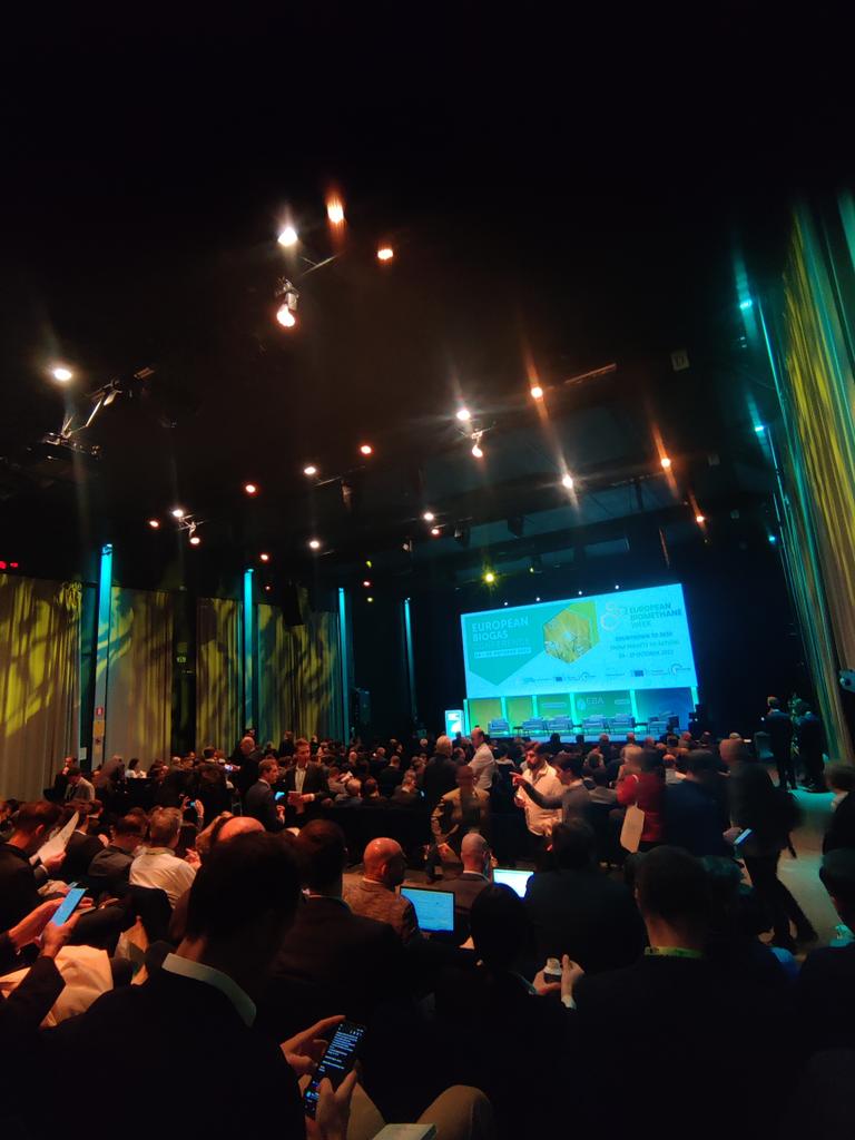 SuomenBiokierto's tweet photo. Biokaasu kiinnostaa EU:ssa!European Biogas Conference on tuonut Brysseliin ennätysosallistujamäärän. 600 osallistujaa, joista suurin osa osallistuu ensimmäistä kertaa. #biomethaneweek #biogas #BIP #biokaasu #ravinteetkiertoon https://t.co/20igNGlFGy