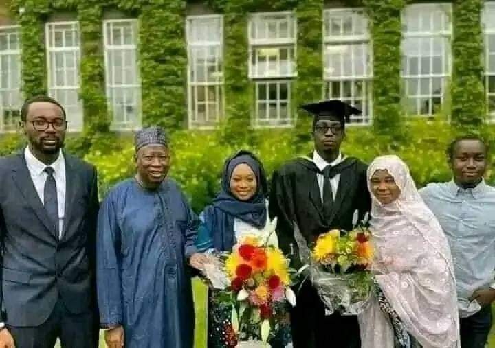 TALAKA KA FARKA DAGA BACCI!!!

Tura ɗalibai karatu ƙasashen waje ƙarya ne da coge, kuma wallahi wasu jami'oin namu na Gida sunfi na ƙasashen wajen nagarta. ~Ganduje

Ga Tambaya da Amsa: Don Allah iyalan Baba Ganduje a Najeriya sukayi Digiri ko a ƙasashen ƙetare???