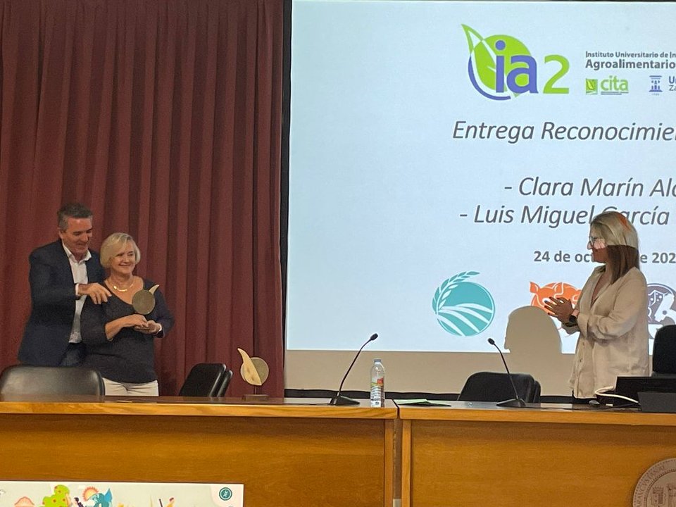CITA Aragón (@citaaragon) on Twitter photo 👏👏👏Reconocimiento a <a href="/cmarinalcala/">Clara Marin</a>, investigadora del departamento de Ciencia Animal del CITA por ser junto a <a href="/luismiUnizar/">Luis Miguel García Vinuesa</a>, los principales impulsores en la creación del <a href="/IA2_UZ_CITA/">IA2</a> en el III #Encuentro Grupos de Investigación #IA2
#gruposdeinvestigación
<a href="/unizar/">Universidad Zaragoza</a> 👏👏👏Reconocimiento a <a href="/cmarinalcala/">Clara Marin</a>, investigadora del departamento de Ciencia Animal del CITA por ser junto a <a href="/luismiUnizar/">Luis Miguel García Vinuesa</a>, los principales impulsores en la creación del <a href="/IA2_UZ_CITA/">IA2</a> en el III #Encuentro Grupos de Investigación #IA2
#gruposdeinvestigación
<a href="/unizar/">Universidad Zaragoza</a>