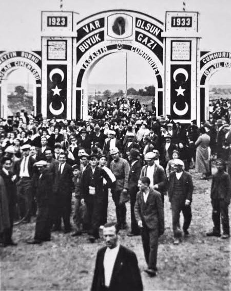 Var olsun Büyük Gazi, yaşasın Cumhuriyet!