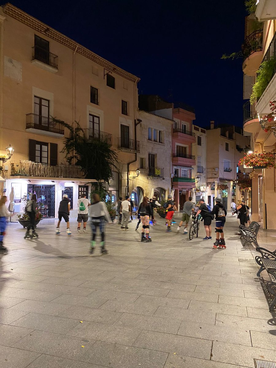 ERCCambrils's tweet photo. 🙌 Cap de setmana molt esportiu a #Cambrils! Quin goig veure instal·lacions plenes d'esportistes i públic!

📸 Taekwondo, RollersCambrils, bàsquet i futbol!

#EsquerraCambrils https://t.co/4kD96iIBiq