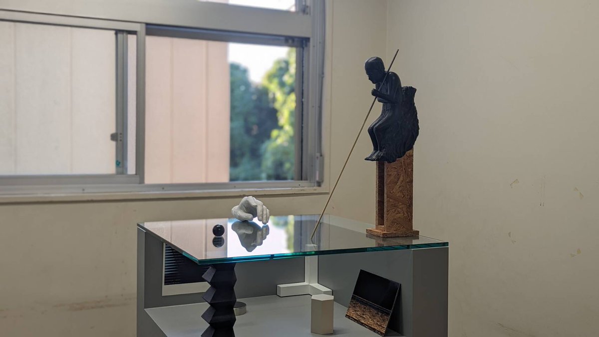 tobi9180's tweet photo. 久しぶりにアナログ作品展示した。
フルデジタルのスカルプトからの3Dプリンター出力フローで制作したの初めてなので良い学びになった。 https://t.co/7kfc0oWzhh