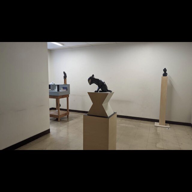 tobi9180's tweet photo. 久しぶりにアナログ作品展示した。
フルデジタルのスカルプトからの3Dプリンター出力フローで制作したの初めてなので良い学びになった。 https://t.co/7kfc0oWzhh
