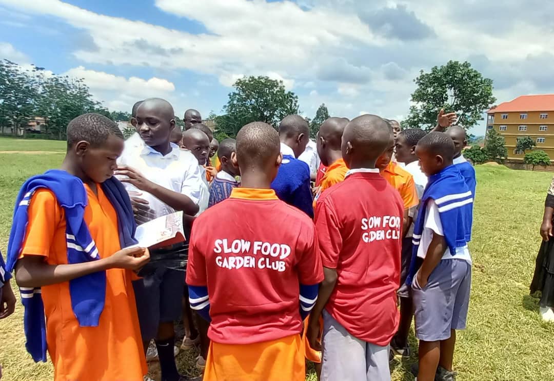 This week, new Slow Food school garden clubs in Mbale and Manafwa districts are establishing agroecological local vegetable gardens to ensure food security. In addition, several food related issues such as importance of school gardening and nutrition are being discussed.