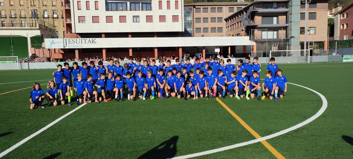 Nuestros jugadores de la 
MKE Futbol Eskola disfrutaron de una jornada de entreno en Jesuitak el pasado domingo. Eskerrik asko <a href="/RealSociedad/">Real Sociedad Fútbol</a>. Aupa Martu! 💙🤍🖤⚽️