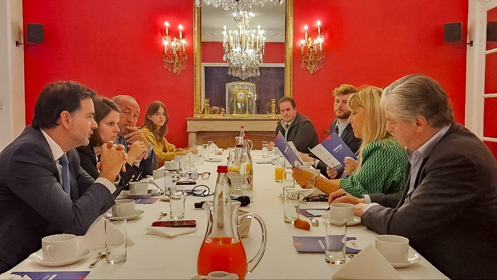 .<a href="/LaurentSMartin/">Laurent Saint-Martin</a> a présenté "Parlementaires pour l'Export", une des mesures de notre plan #Osezlexport au groupe d'étude de l'Attractivité économique et export de l'Assemblée nationale, sous la présidence de <a href="/MarieLebec78/">Marie Lebec</a>.