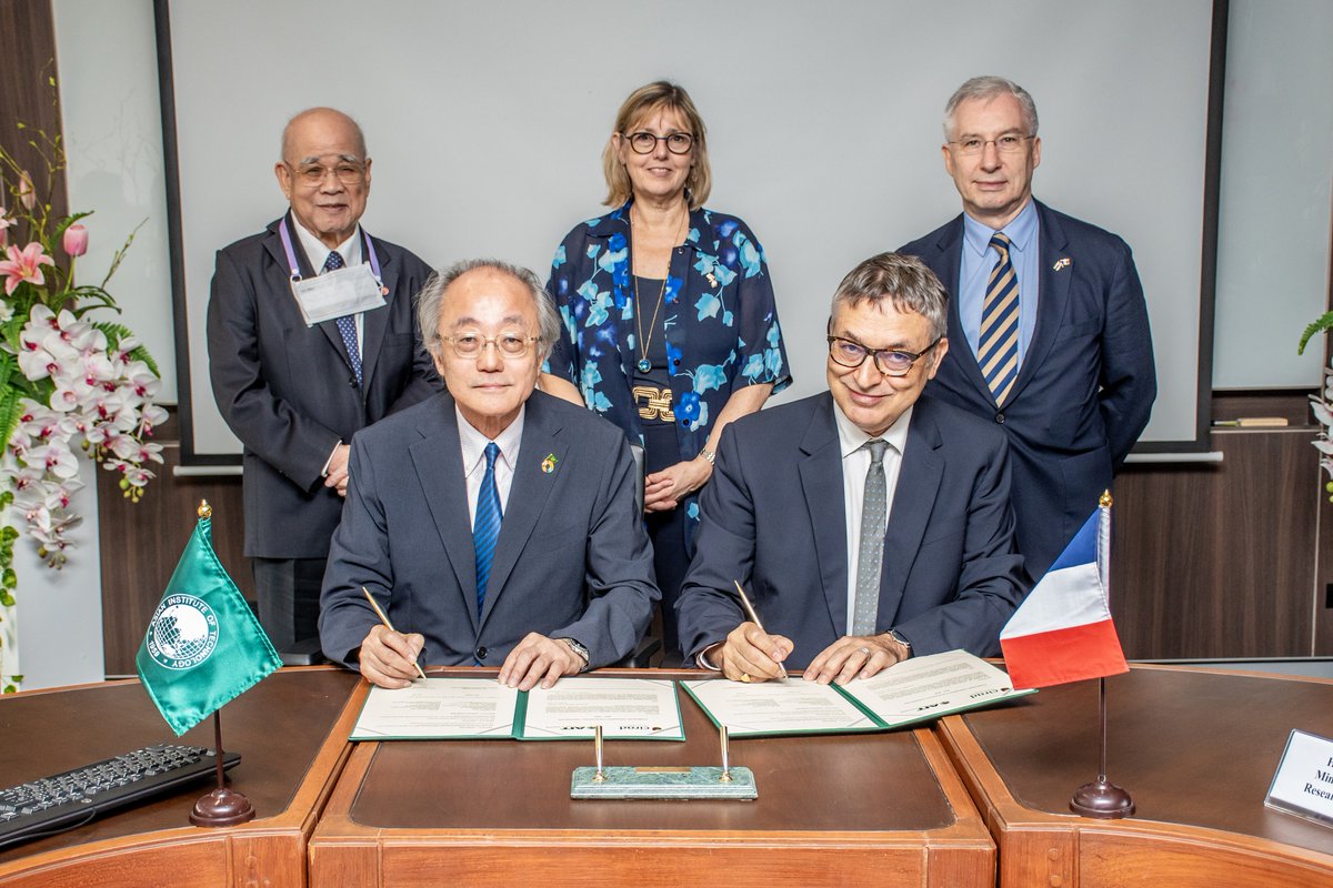 AITAsia's tweet photo. France's Minister H.E. Prof. Dr. Sylvie Retailleau made a historic visit to AIT, accompanied by H.E. Mr. Jean-Claude Poimboeuf, French Ambassador to Thailand. Together, they witnessed the signing of an MoU with CIRAD, France.
#AITAsia @FRenThailande @sup_recherche @Cirad https://t.co/24vZ8gnOZT