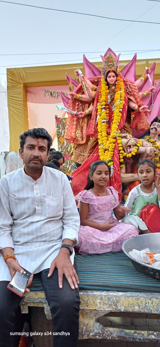 Rajeshm19791's tweet image. जय माता दी 🙏🏻🚩
आज महानवमी के पुण्यावसर पर दुर्गा park मे माँ सिद्धिदात्री का स्मरण कर देवी स्वरूपा कन्याओं का विधिवत पूजन कर आशीर्वाद लिया।

 सभी कन्याओं को भोजन कराकर मन आनंदित है। 

#नवरात्र 
@rameshwar4111 
@BhopalGramin
#rajeshmishra