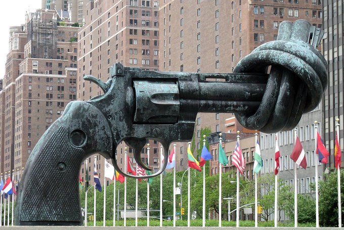 Aujourd'hui nous célébrons, la journée des Nations Unies🇺🇳
Saviez-vous que la célèbre sculpture du « Revolver noué » - symbole universel de la non-violence, du #désarmement & de la #paix dans le🌍 - est un don du gouvernemnt du #Luxembourg 🇱🇺 à l'#ONU? 

#MultilateralismMatters