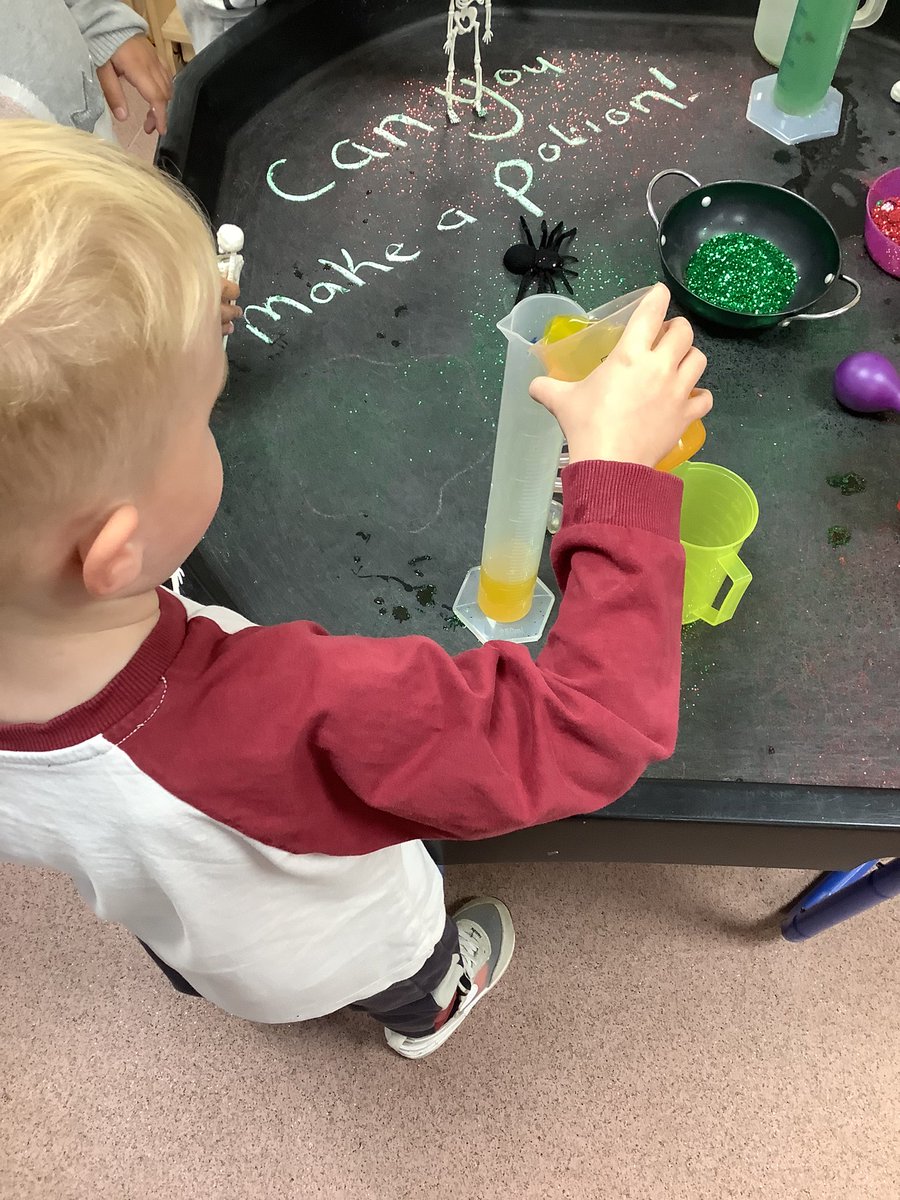 Can you make a potion? Lots of mixing, squeezing and measuring going on in the tuff tray today! #exploration #earlyyears #nursery