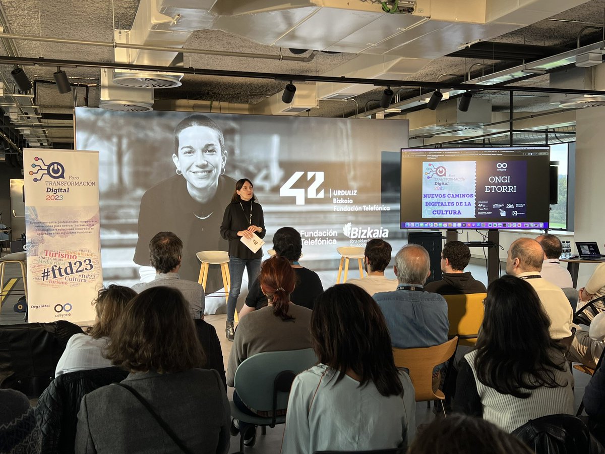 42UrdulizFTef's tweet photo. #42UrdulizFtef -eko zuzendaria, @EstiLeon , #ForoTransformacionDigital aurkezpena burutzen ari da foro honi hasiera emateko, honako honetan, #Kultura -ren inguruan @OnlyONEymas https://t.co/J6M4dAUcGf