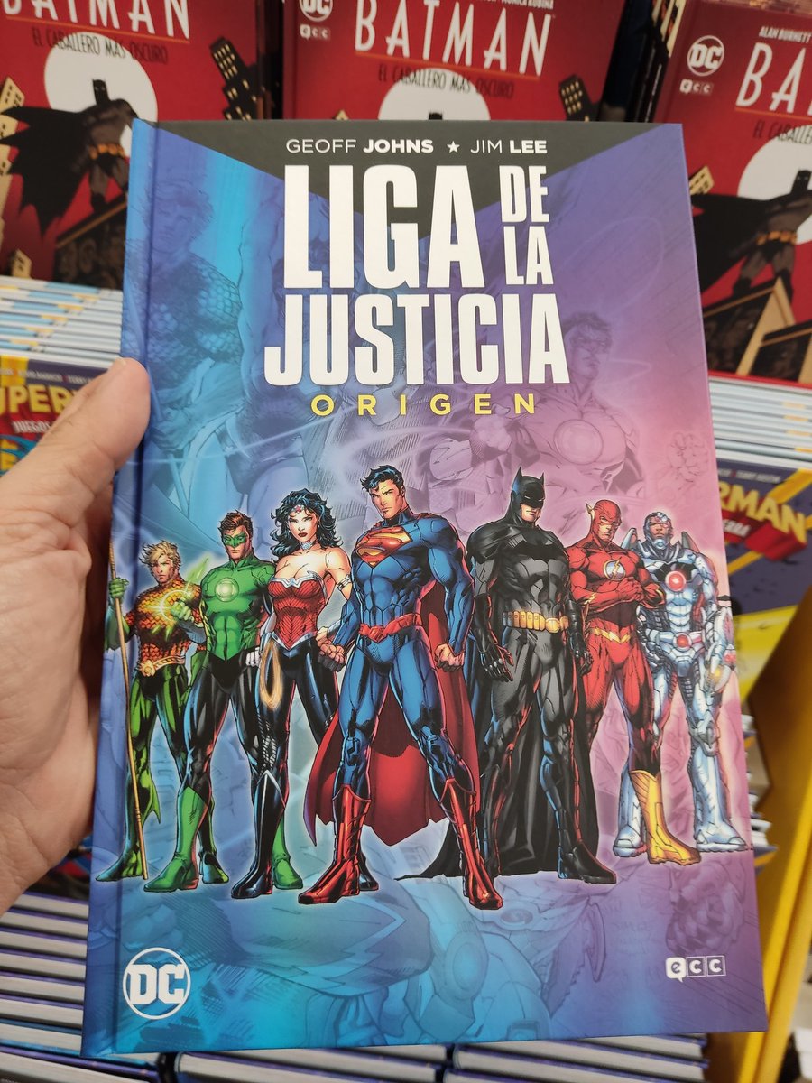 Javi09406452's tweet photo. Tomos DC ECC, tapa dura, 192 páginas.
7,95 € en Carrefour. https://t.co/rpXFUy6tZi