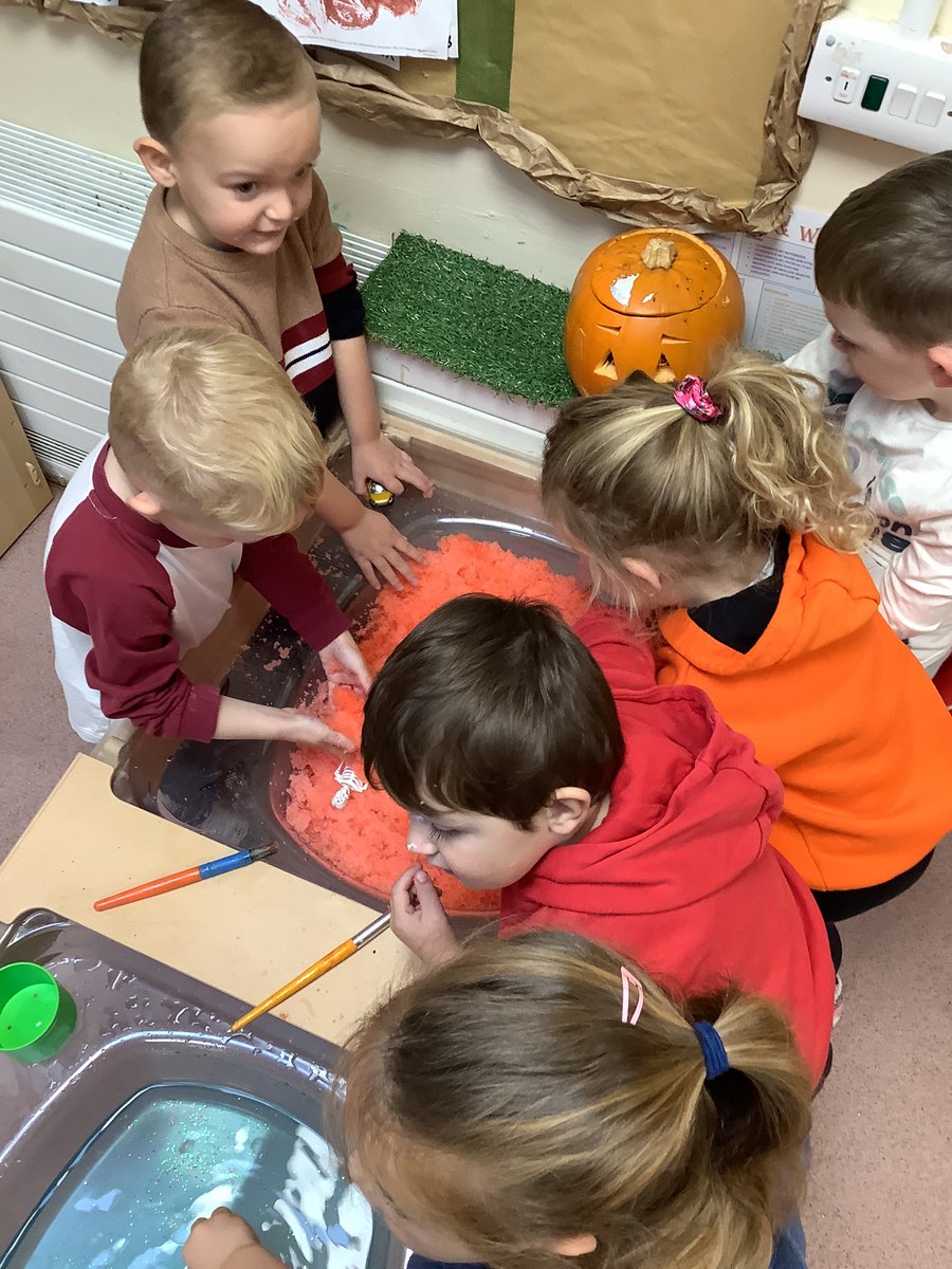 We turned our water tray into jelly! ‘It’s soft’ ‘It feels squishy’ ‘It’s slimy’ It’s jelly on a plate! The children described how it feels! @EAS_EarlyYears @EllHobday #childvoice #nursery #exploring #earlyyears