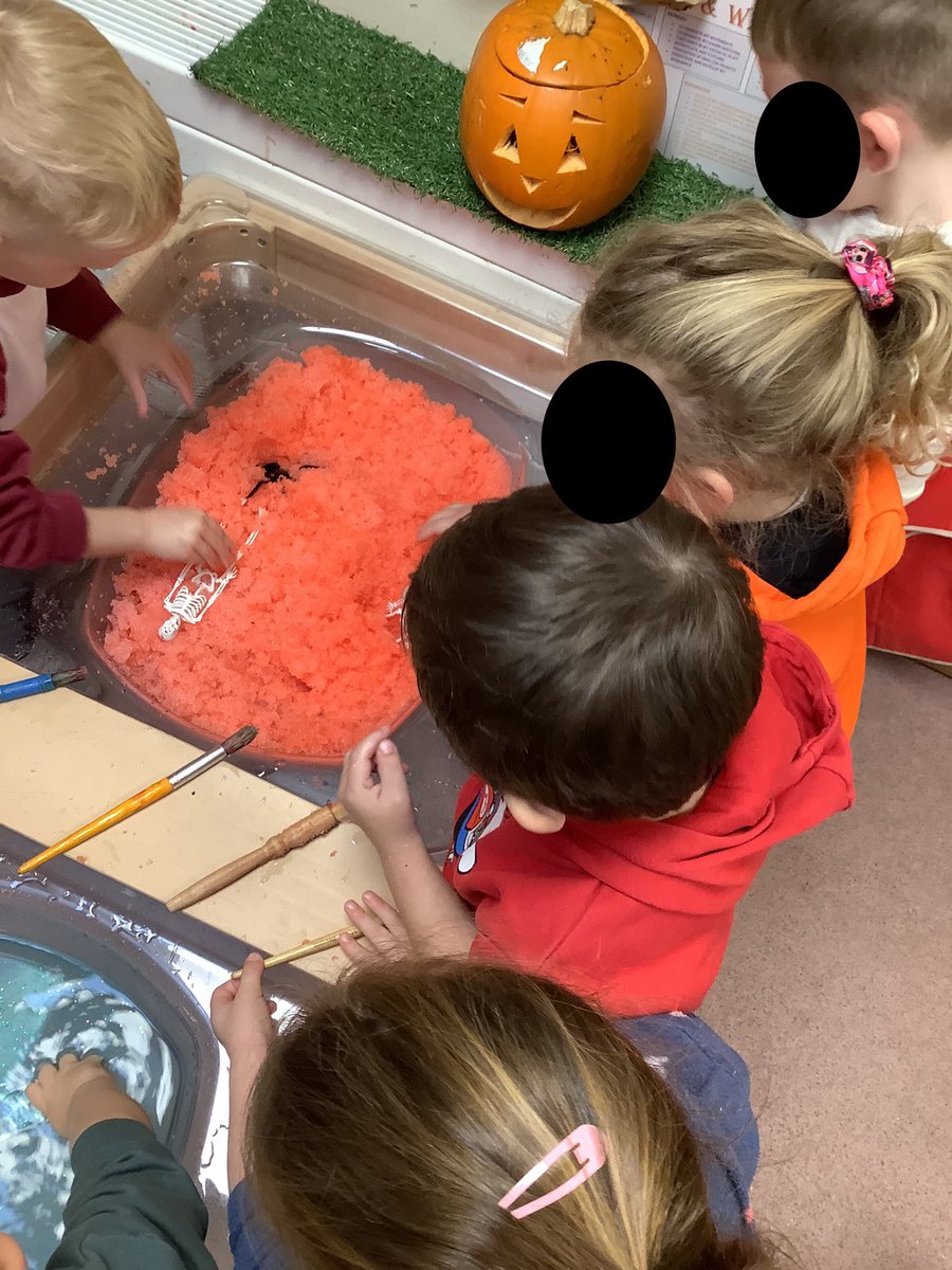 RedRobins_Cald's tweet photo. We turned our water tray into jelly! ‘It’s soft’ ‘It feels squishy’ ‘It’s slimy’ It’s jelly on a plate! The children described how it feels! @EAS_EarlyYears @EllHobday #childvoice #nursery #exploring #earlyyears https://t.co/IX8FdRBrUk