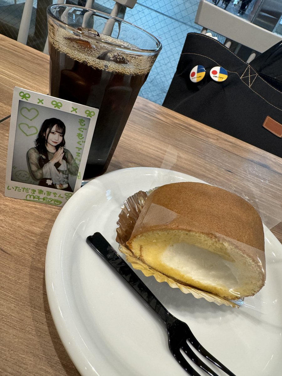 t_i_derkaiser's tweet photo. LIVE前のエネルギー補給☝️
#いただきまほちん
#はちみつロールケーキ
#CAFEBREAK https://t.co/jpQh7KJoFb