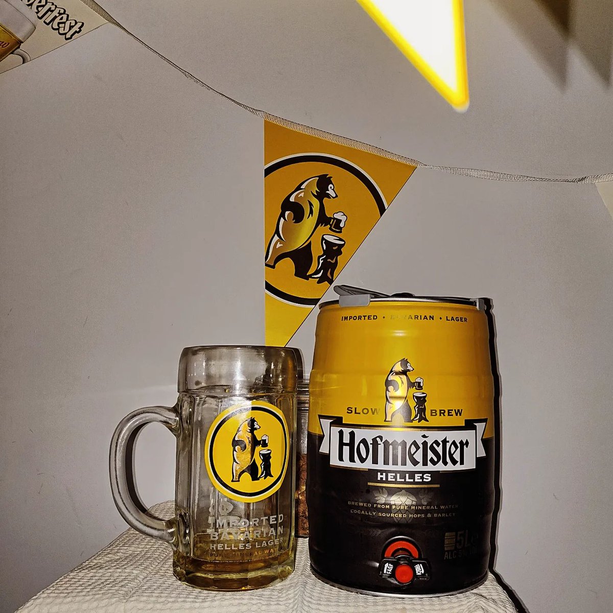 We enjoyed a nice cold Hofmeister with friends. A great way to celebrate our own mini Oktoberfest party and the kids loved the bunting and flags! Thank you @hofmeister_beer for a lovely way to enjoy October. #hofmeisterbeer
#hoftoberfest